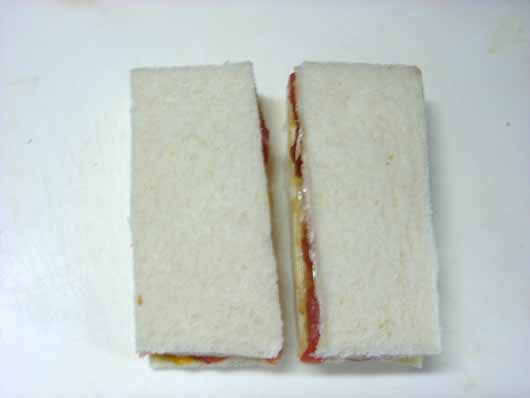 09-トマトサンド-パンを二つに切る.jpg